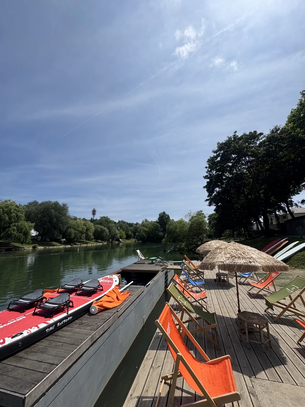 Ponton de détente avec transats et kayaks — base Beach Paddle